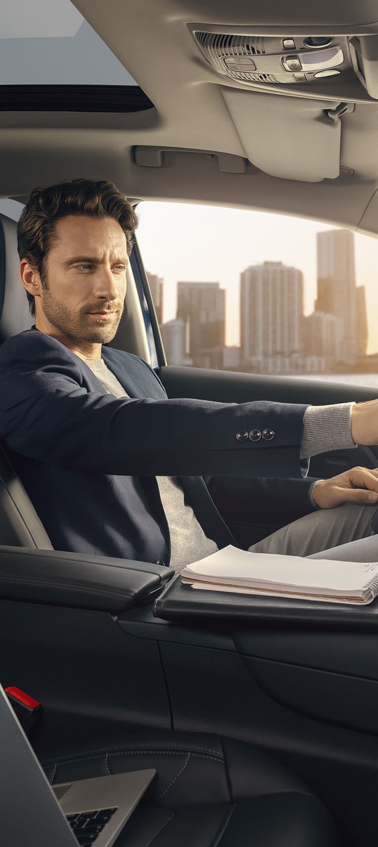 Grand C4 Spacetourer à l'arrêt face à un panorama de la ville