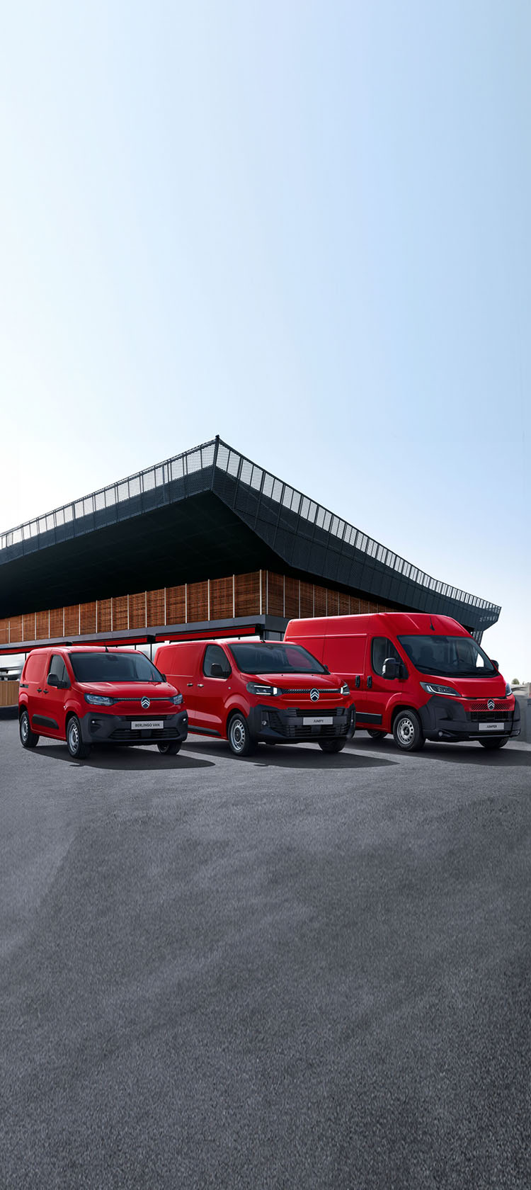 Couple dans une Citroën C5 se tournant vers les passagers